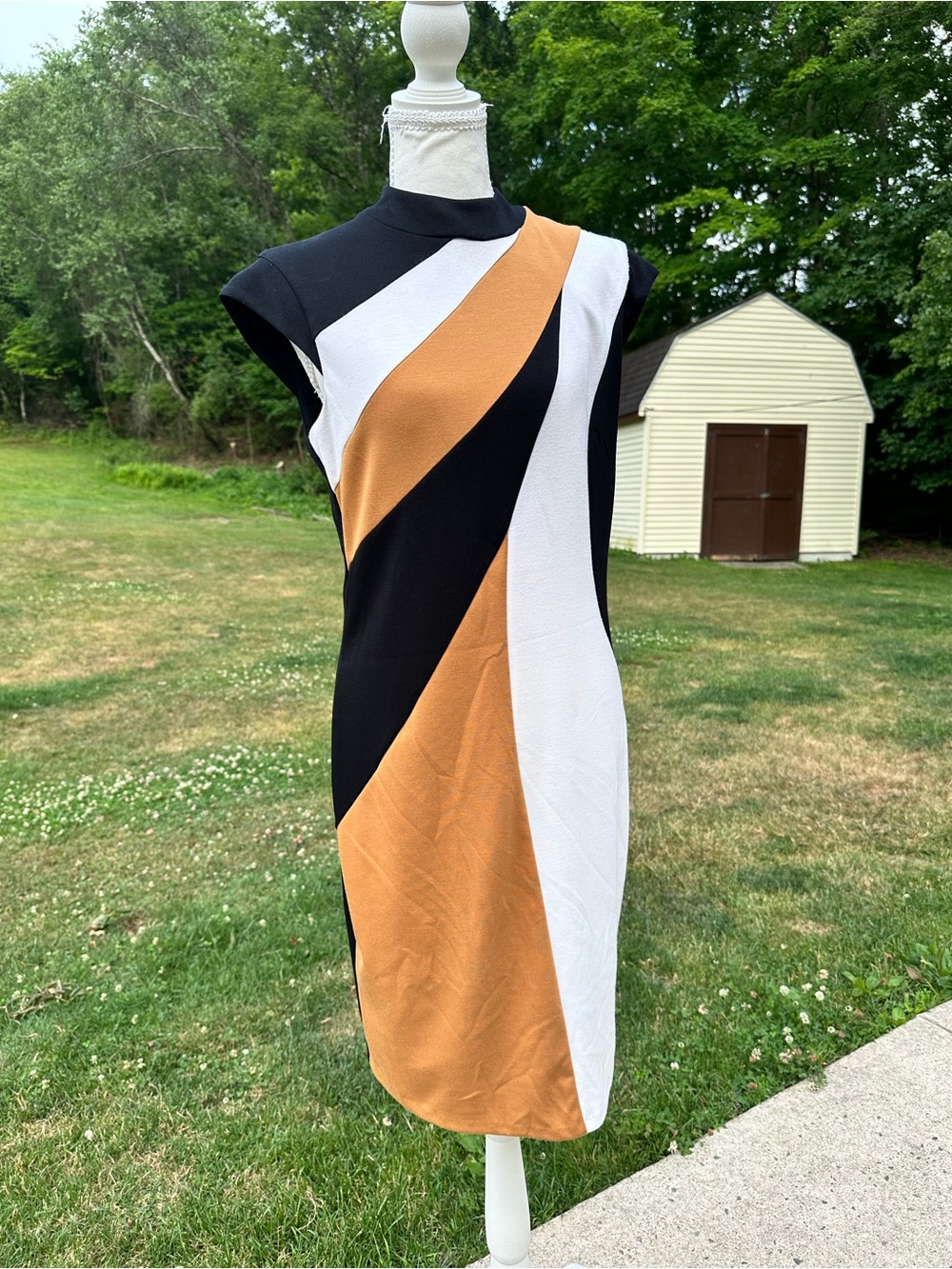Spense Sleeveless Colorblock Midi Dress in Black, White & Tan